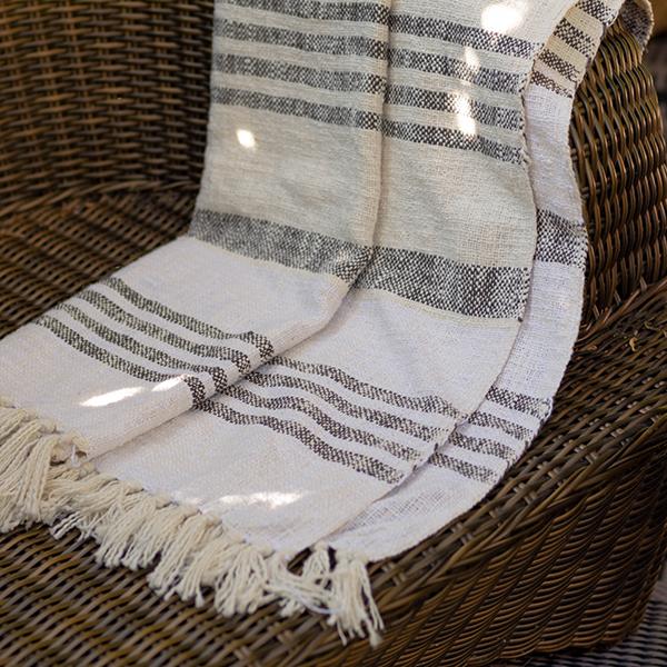 Cozy throw with tassels